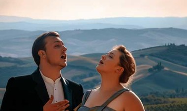 Opera and wine experience overlooking Val d'Orcia