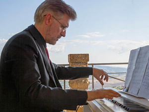 Opera and wine experience overlooking Val d'Orcia