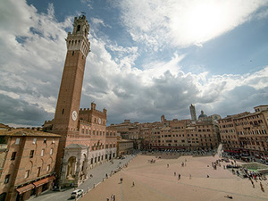 Siena: intimate Opera concert and tour in Piazza del Campo